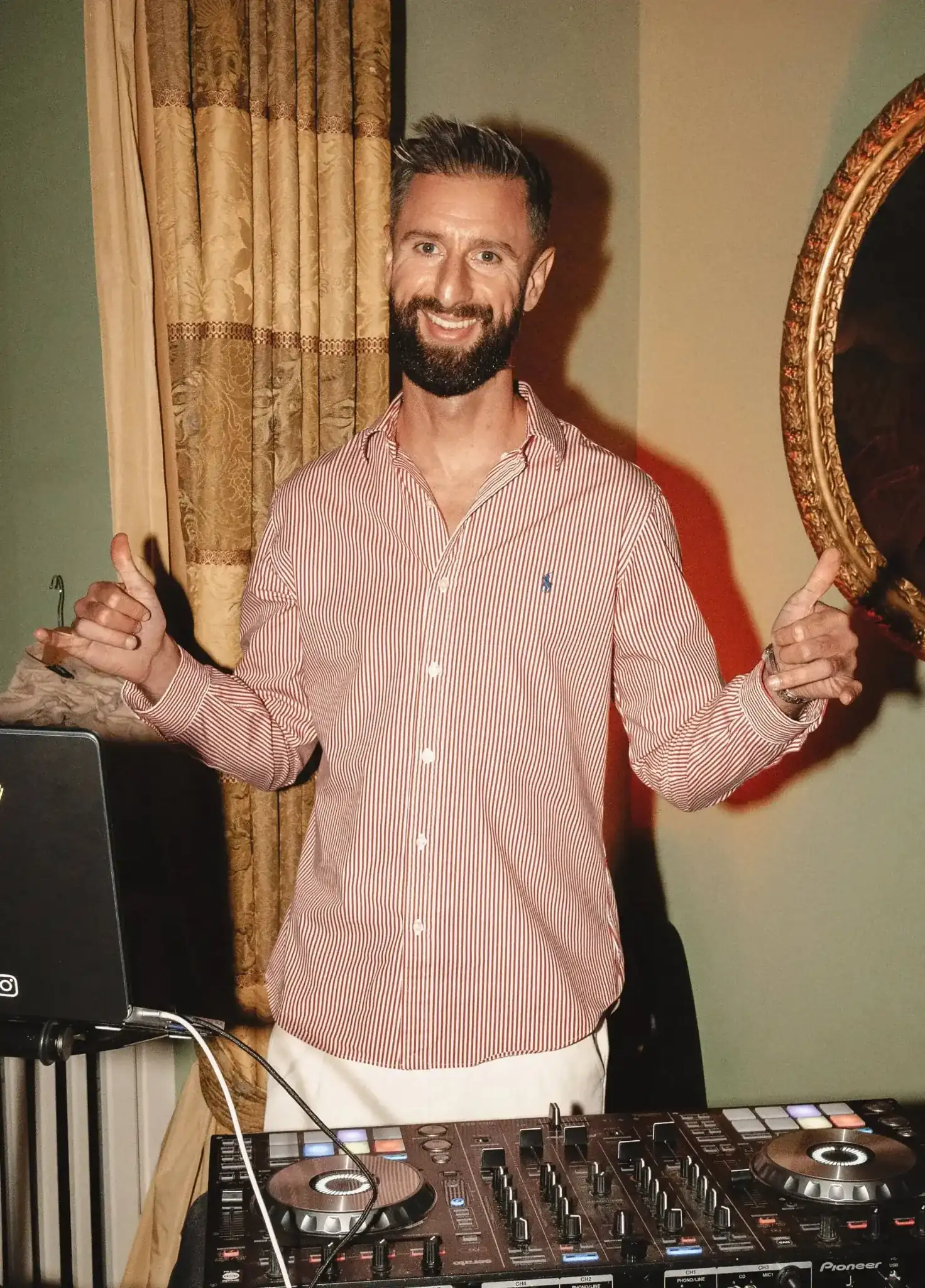 Dj Se7en aus Kön auf einer Hochzeit am auflegen