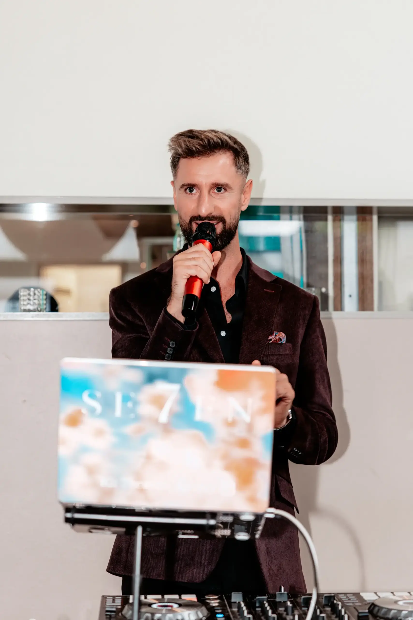 Dj Severin mit dem Mikrofon an der Hand