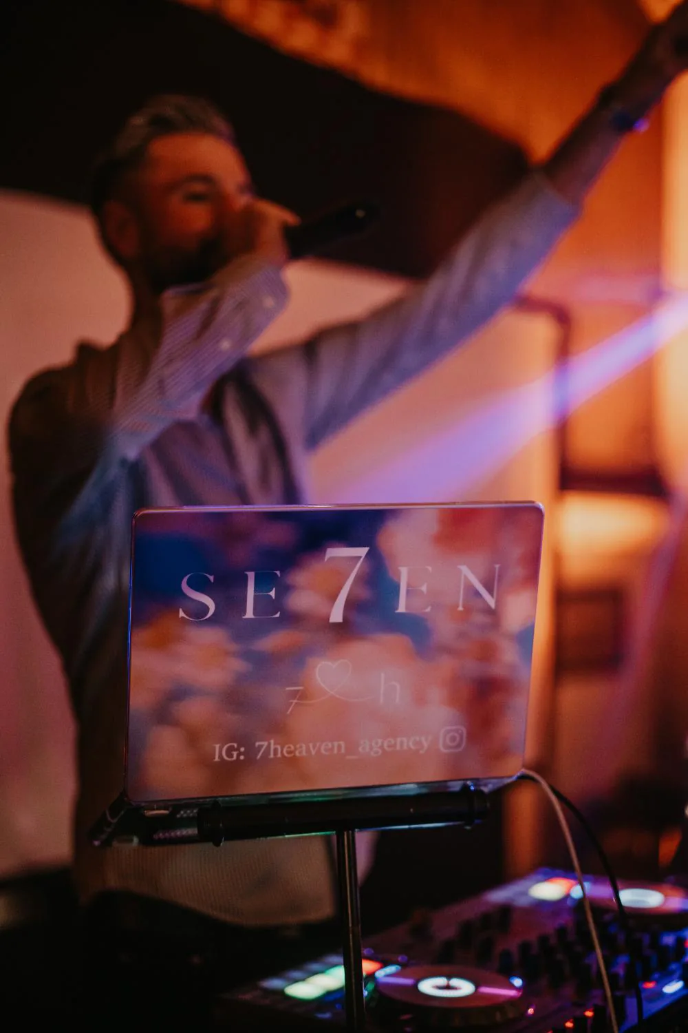 Deutsch polnischer DJ am Feiern