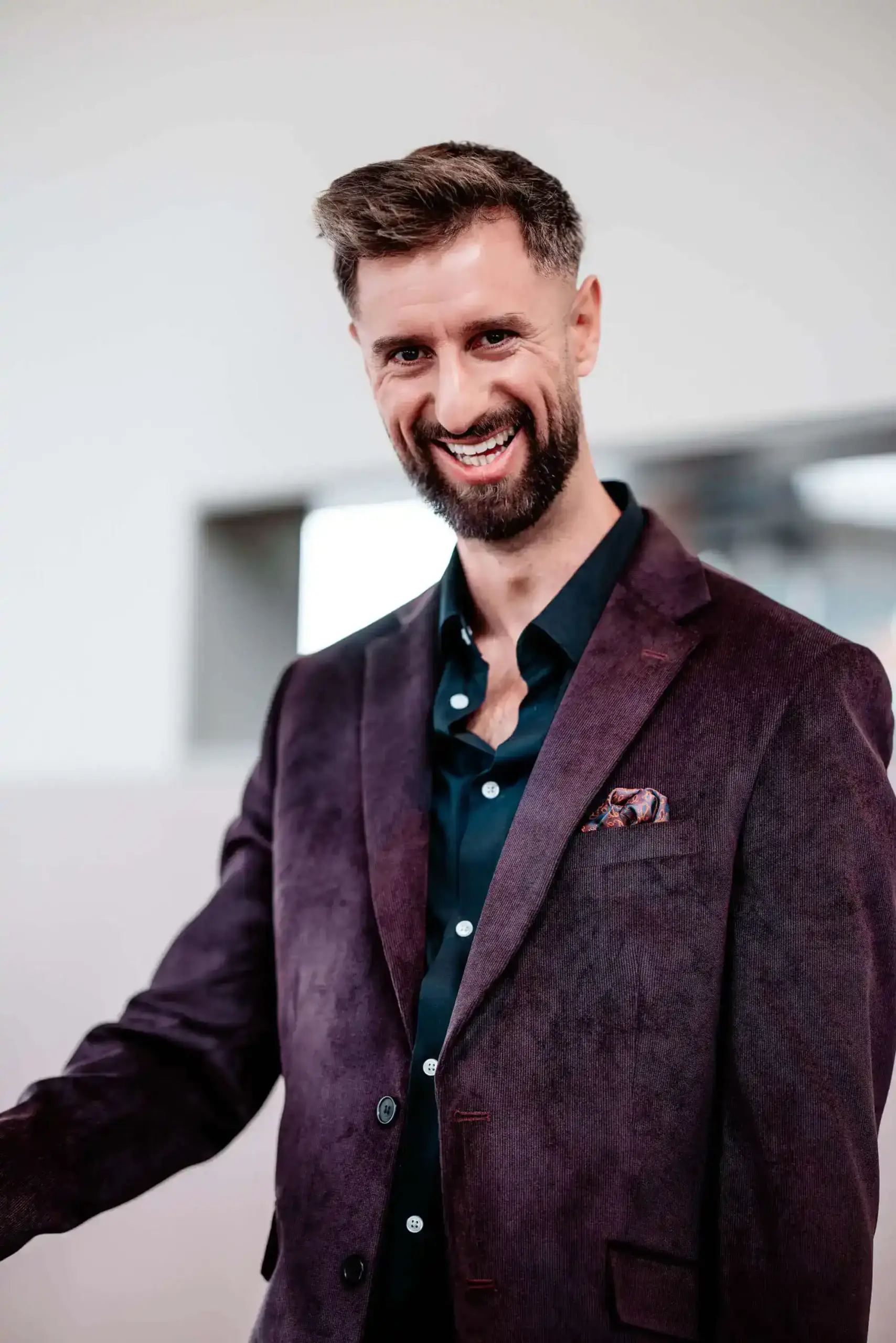 DJ se7en aus Essen mit lila Anzug