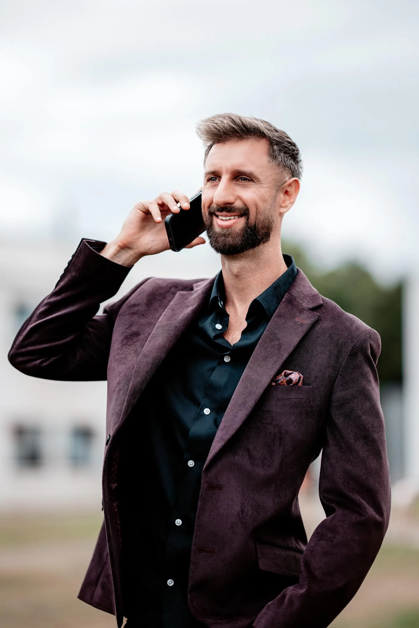 Dj Severin ist mit einem Paar auf Kiel am telefonieren