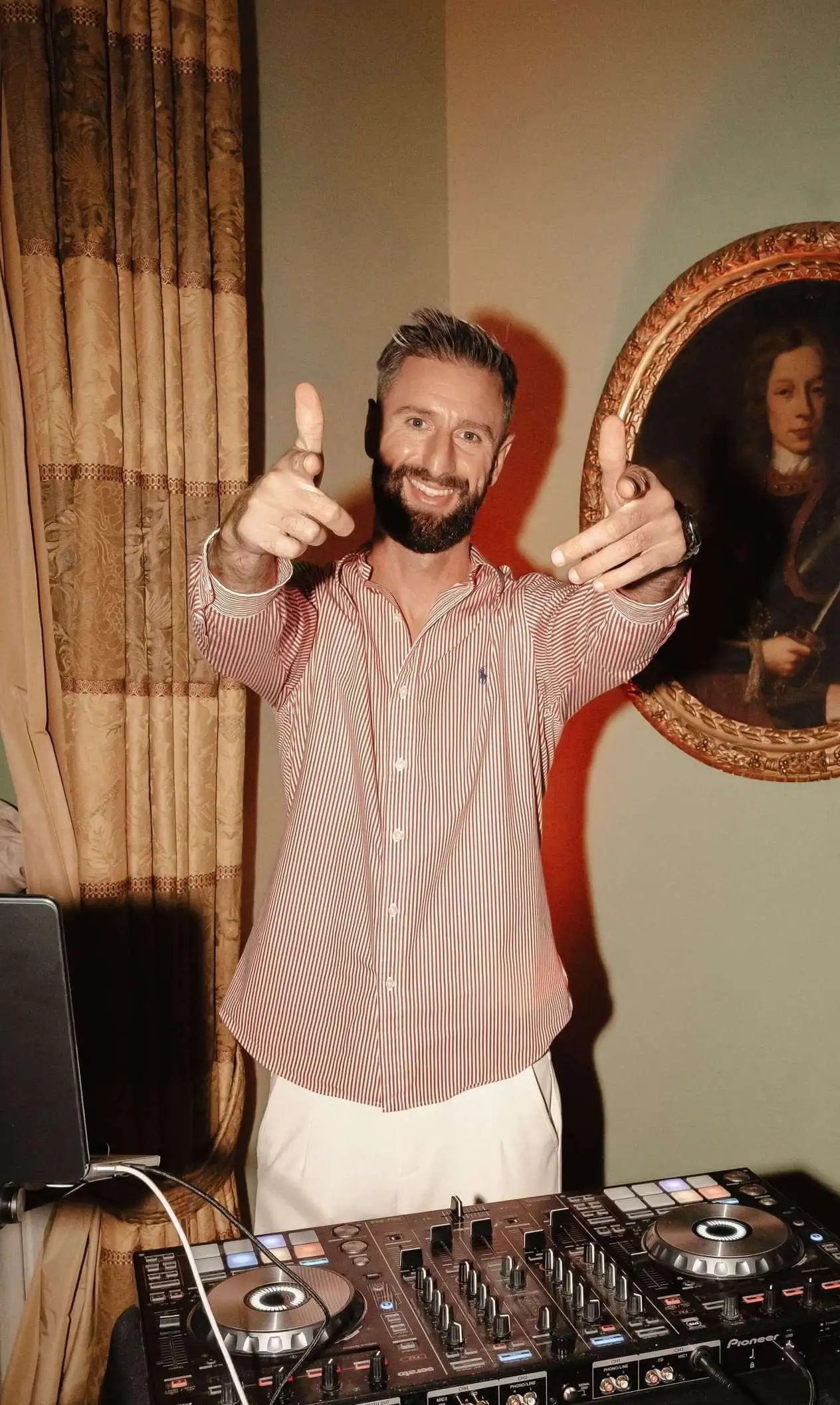 Dj Se7en beim Auflegen in Düsseldorf. Er macht einen Dance und Party Move