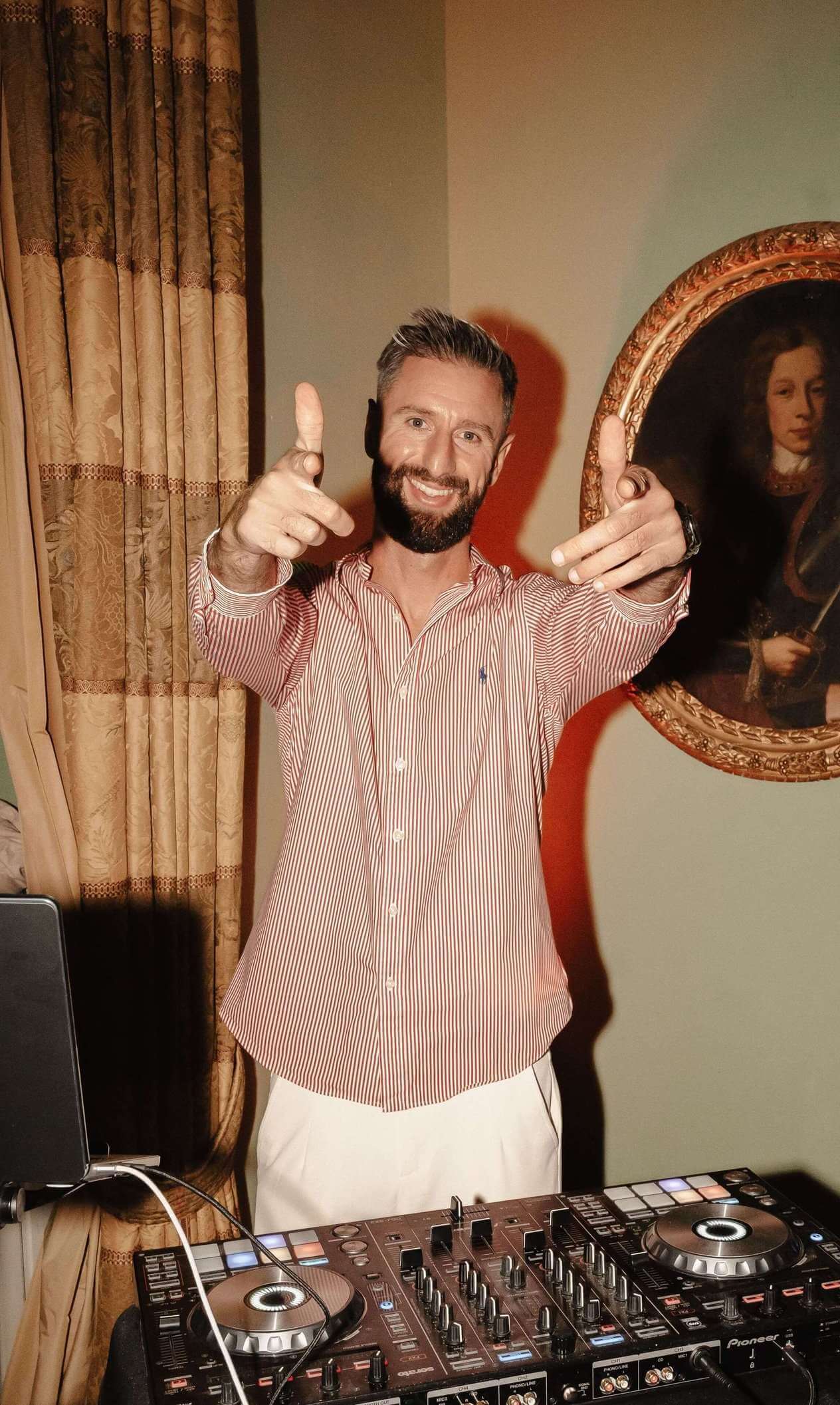 Dj Severin legt in Lübeck auf und zeigt mit Hand auf euch